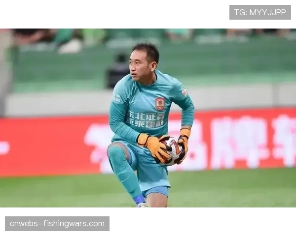 特写：雨中作战，长春亚泰门将吴亚轲多次关键扑救后与队友击掌